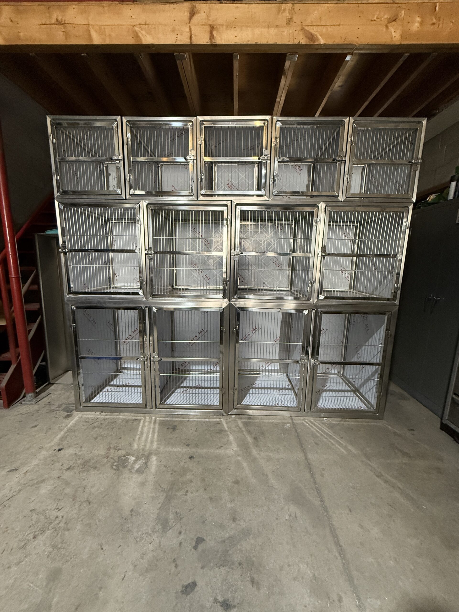 STAINLESS STEEL CAGE BANKS. DOG KENNEL
