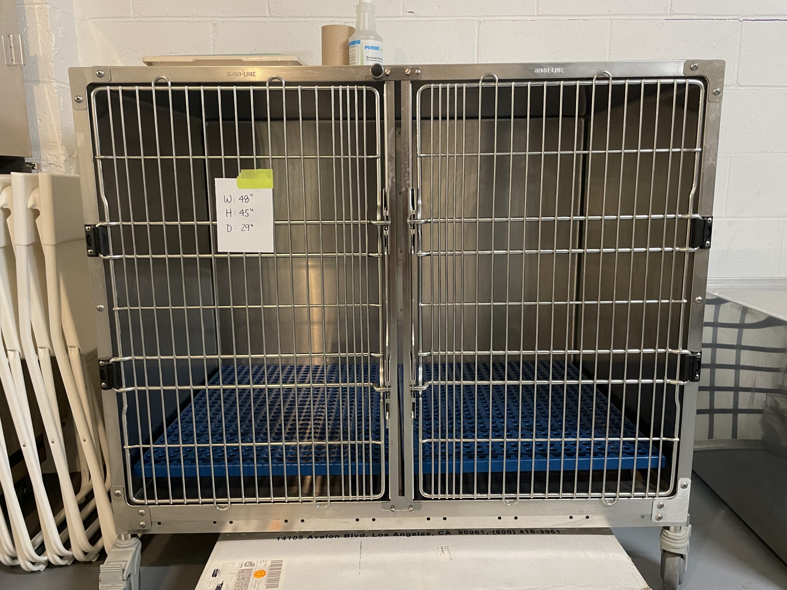 Stainless steel kennels (various sizes) + cat condo